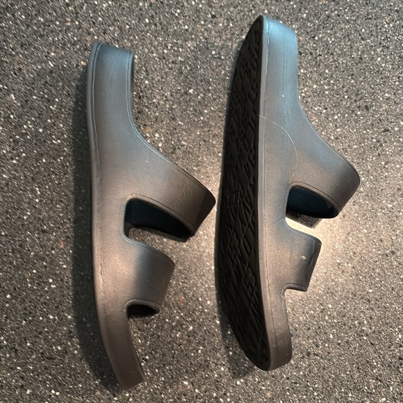 Old Navy slides. Women’s size 10. Barely worn. - Picture 2 of 4